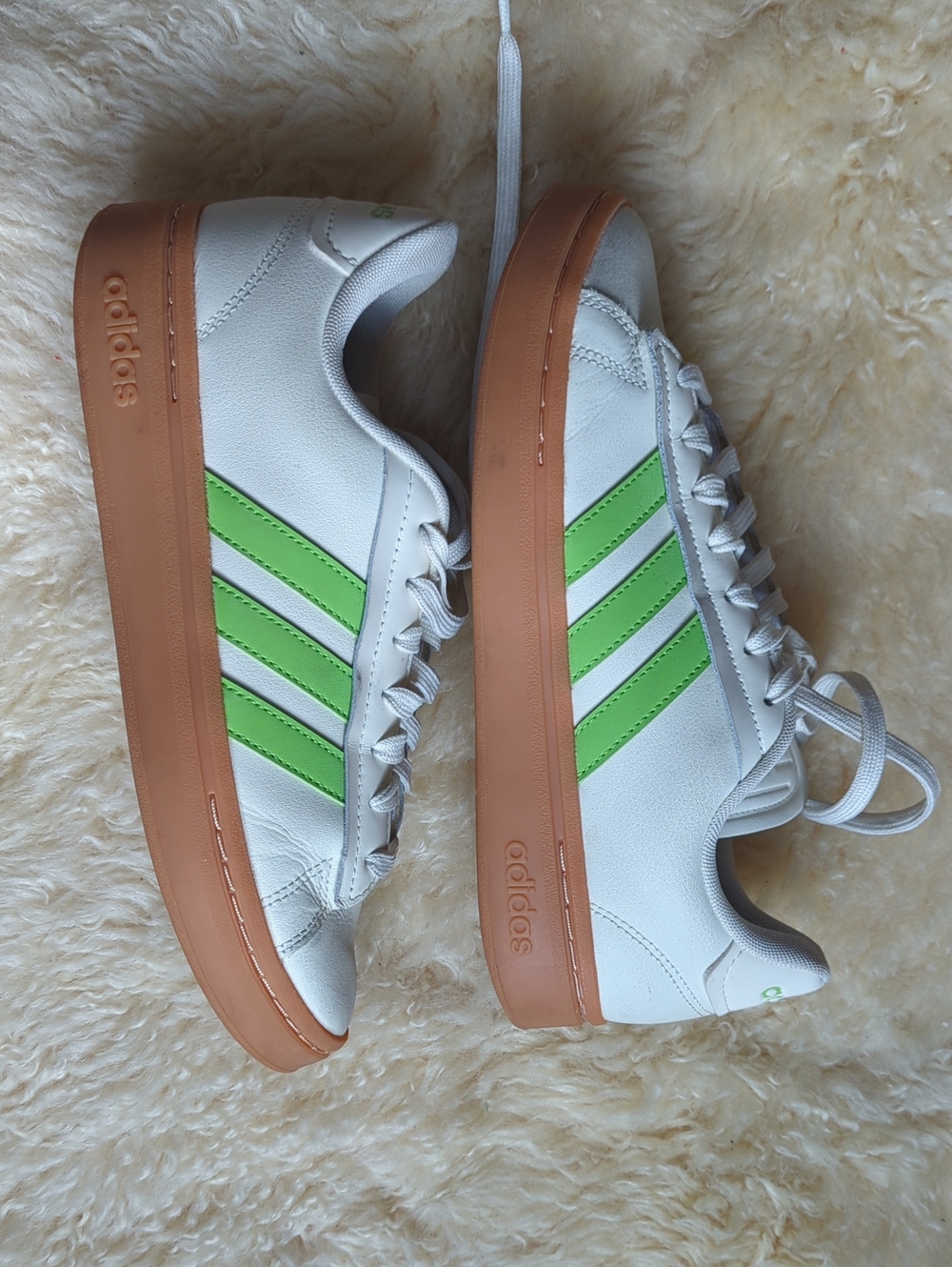 adidas White Sneakers with Green Stripes and Gum-Style Sole 39.5